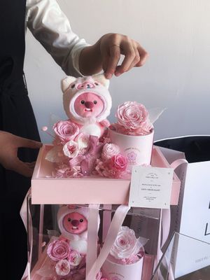 Cute preserved flower gift with Baby Loopy and colourful blooms