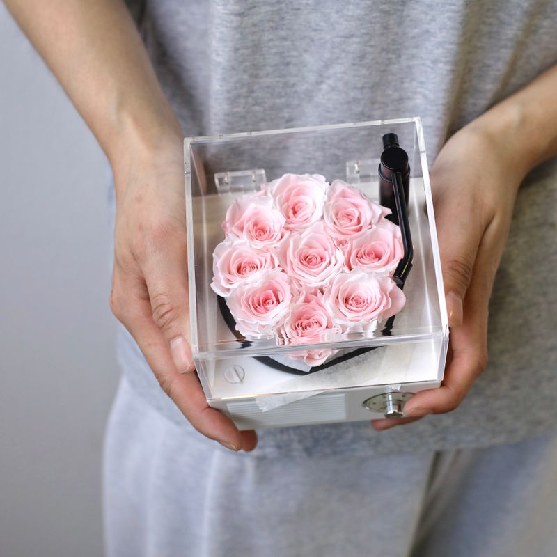 Mini Melody Bloom Bluetooth Speaker with pink and white preserved flowers