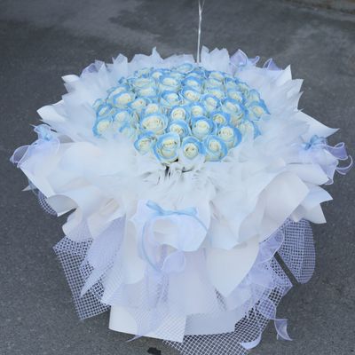 Icy blue rose round bouquet with refined wrapping for surprise gifts