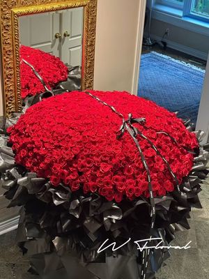 Extravagant 999 red rose on-site setup for unforgettable romantic moments