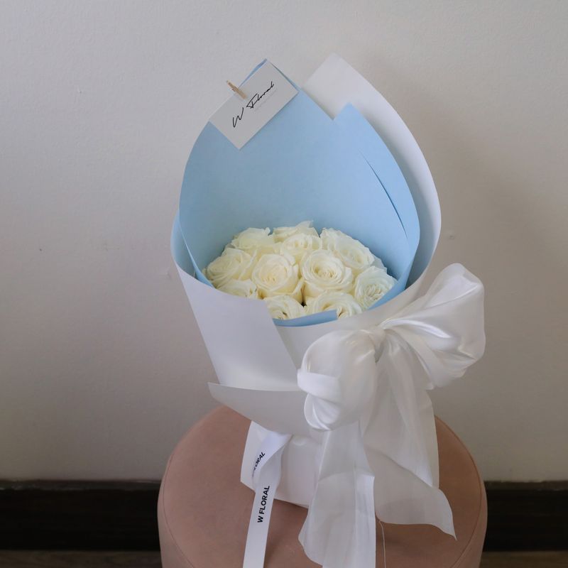 Silky Canelé white rose bouquet with elegant wrapping