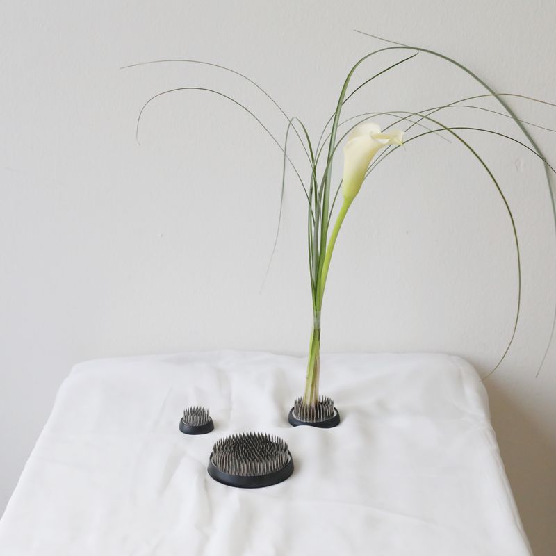 Reusable floral tool for securing fresh flower stems