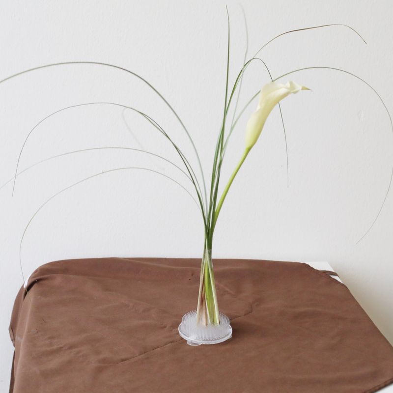 Reusable plastic floral tool for holding fresh flower stems