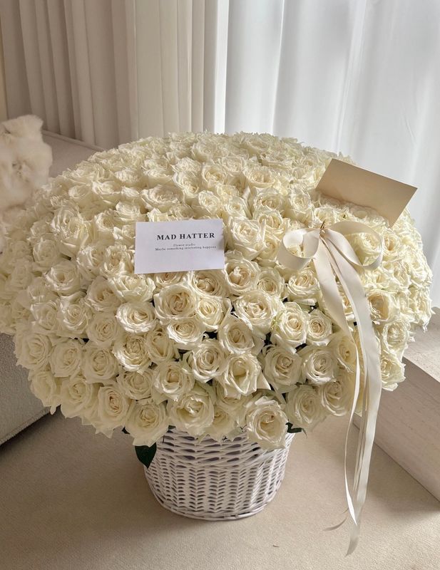 Lumiere Basket White Rose