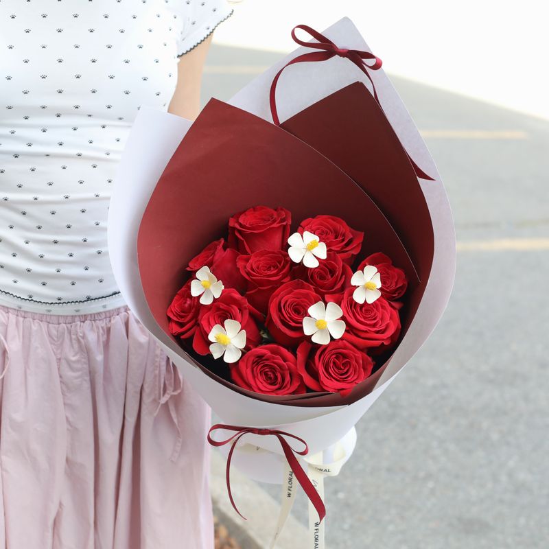 Buttercup &amp; Red Rose Bouquet