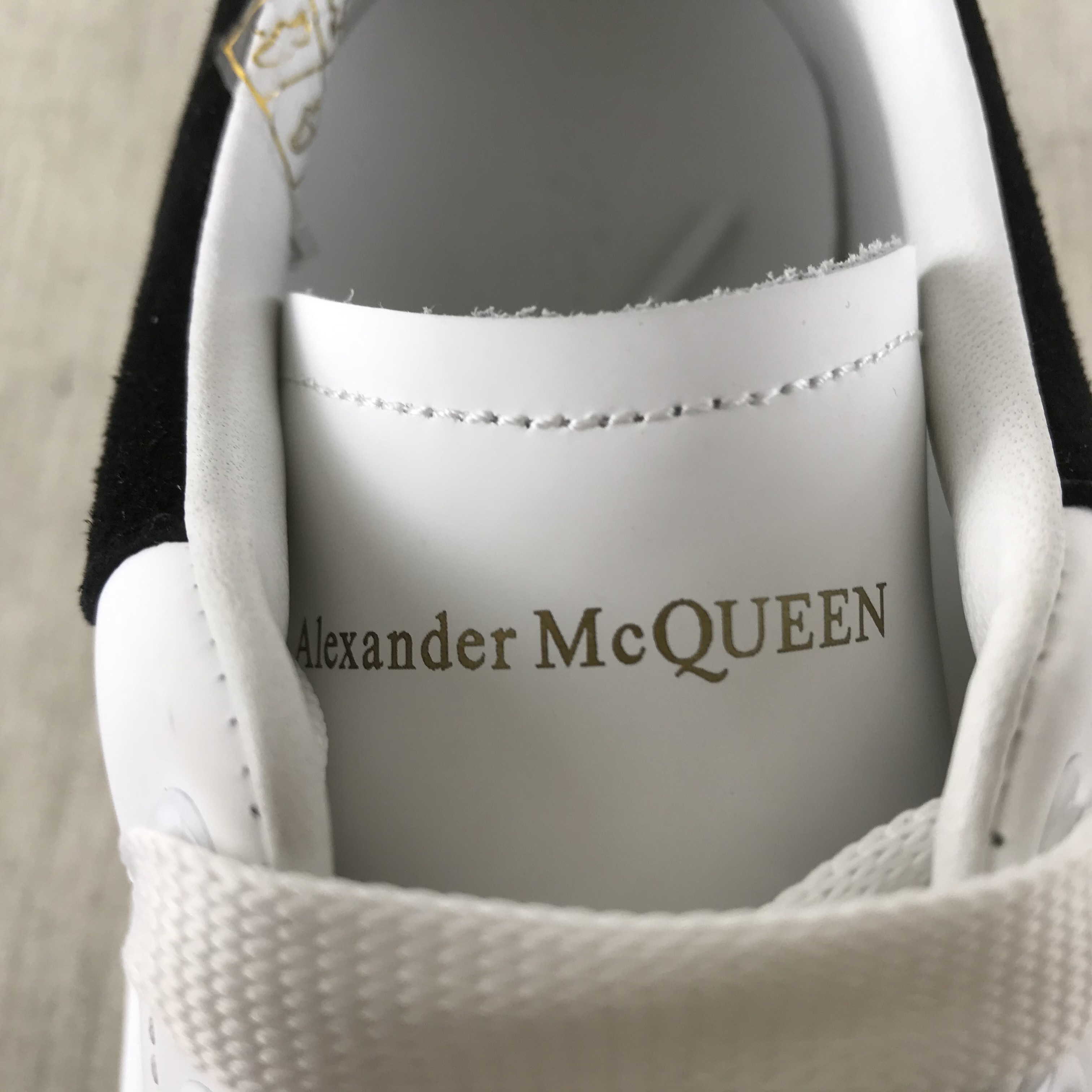 alexander mcqueen scamosciate