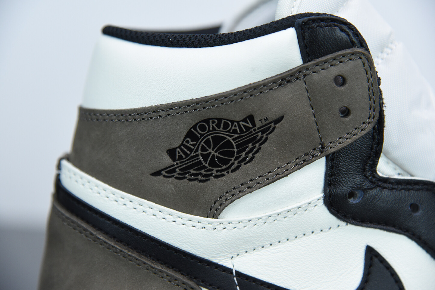 Air Jordan 1 Retro High “Dark Mocha”