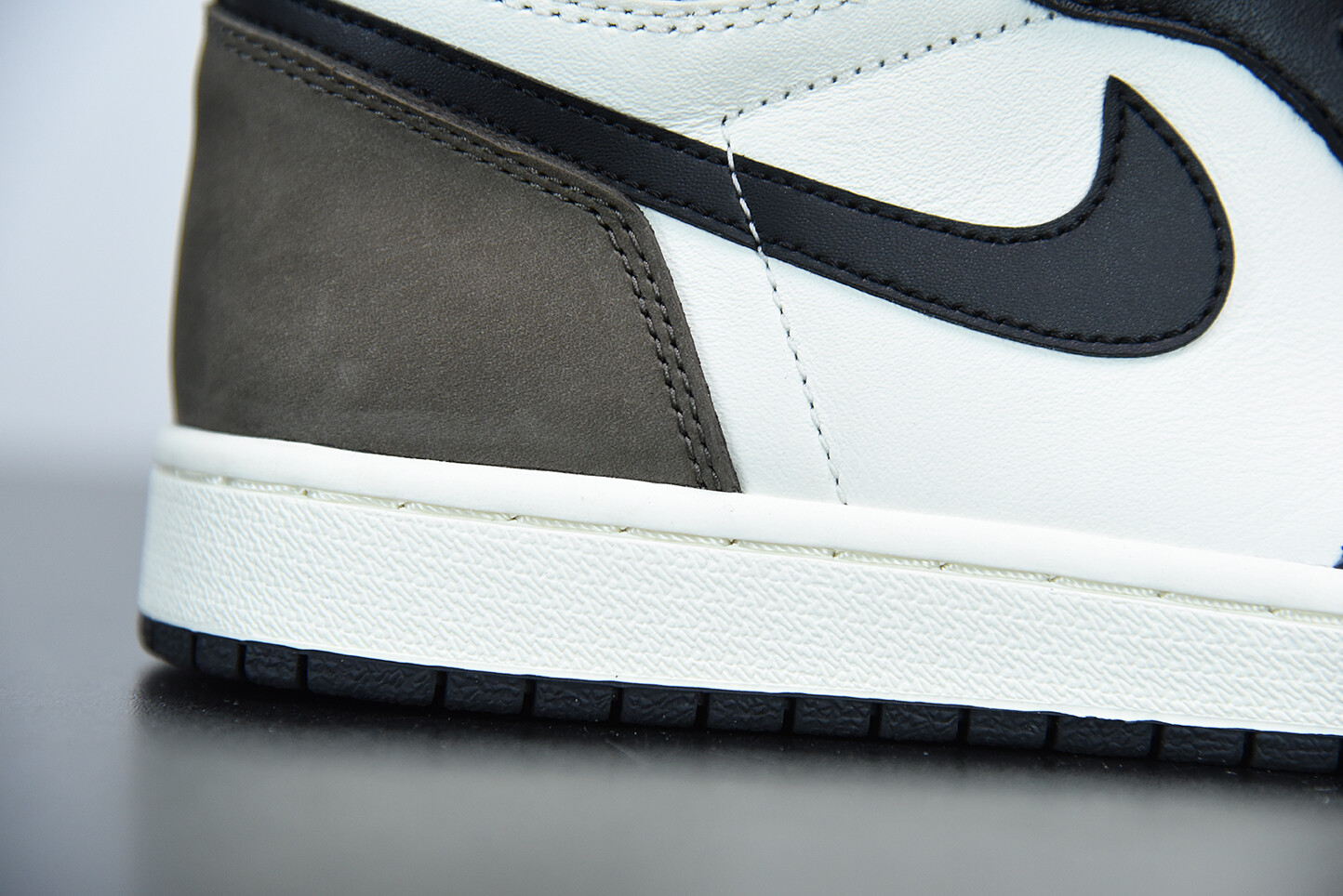 Air Jordan 1 Retro High “Dark Mocha”