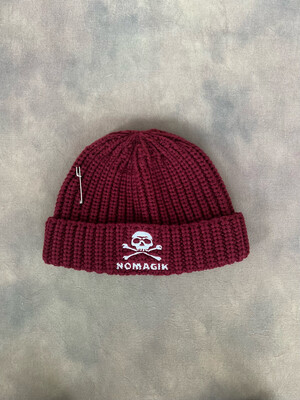 MAROON BEANIE/PIN