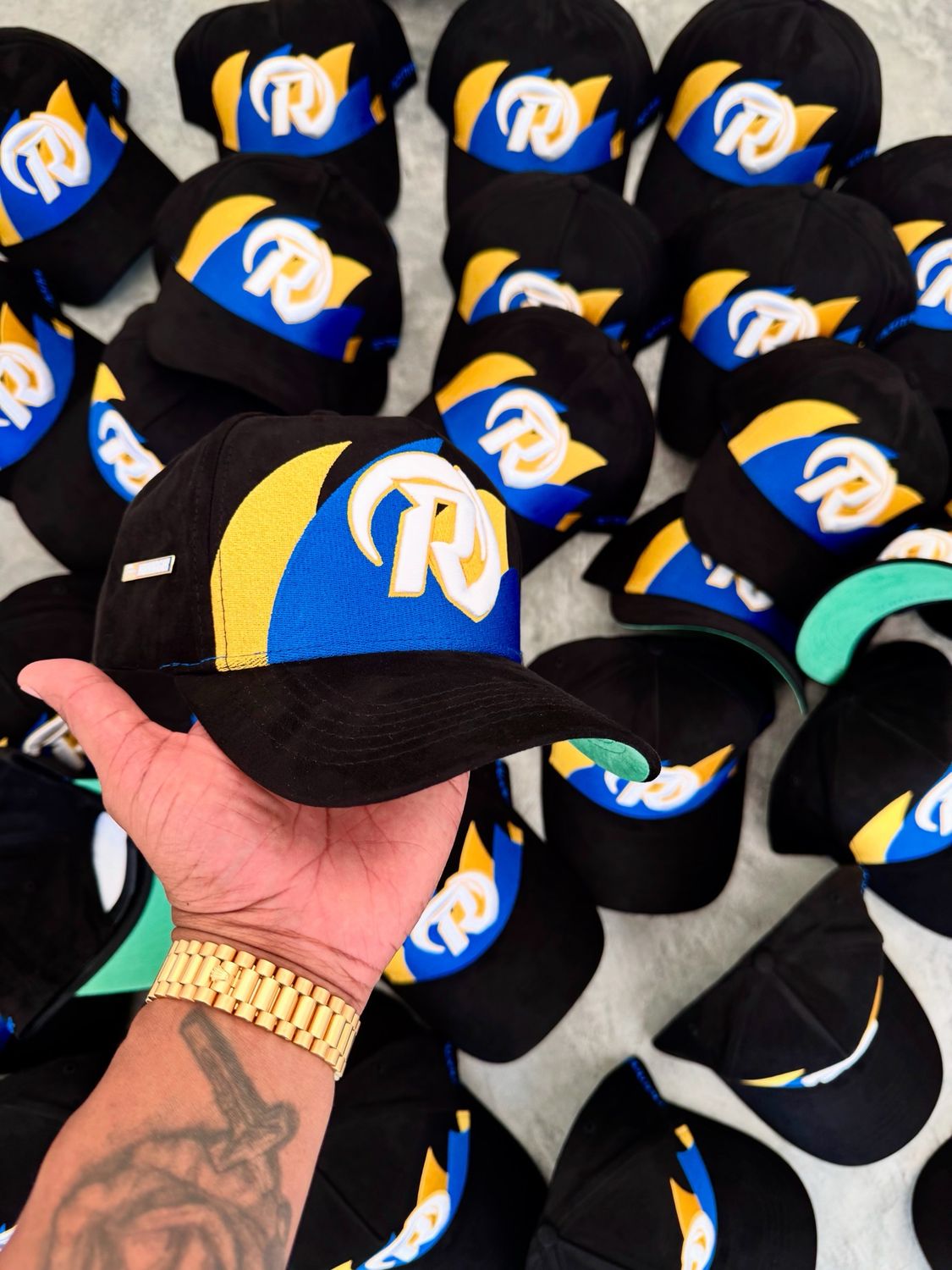 R- BLACK/GOLD WAVE