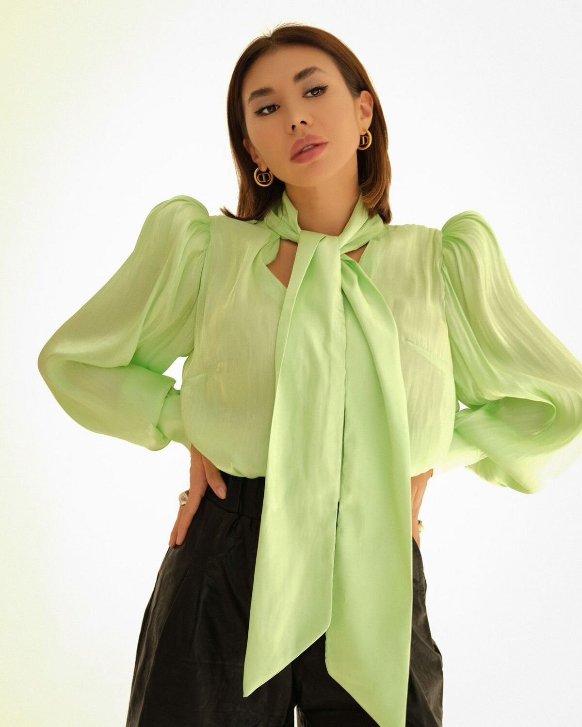 Блуза из органзы с объёмными плечами на пуговицах в салатовом цвете
