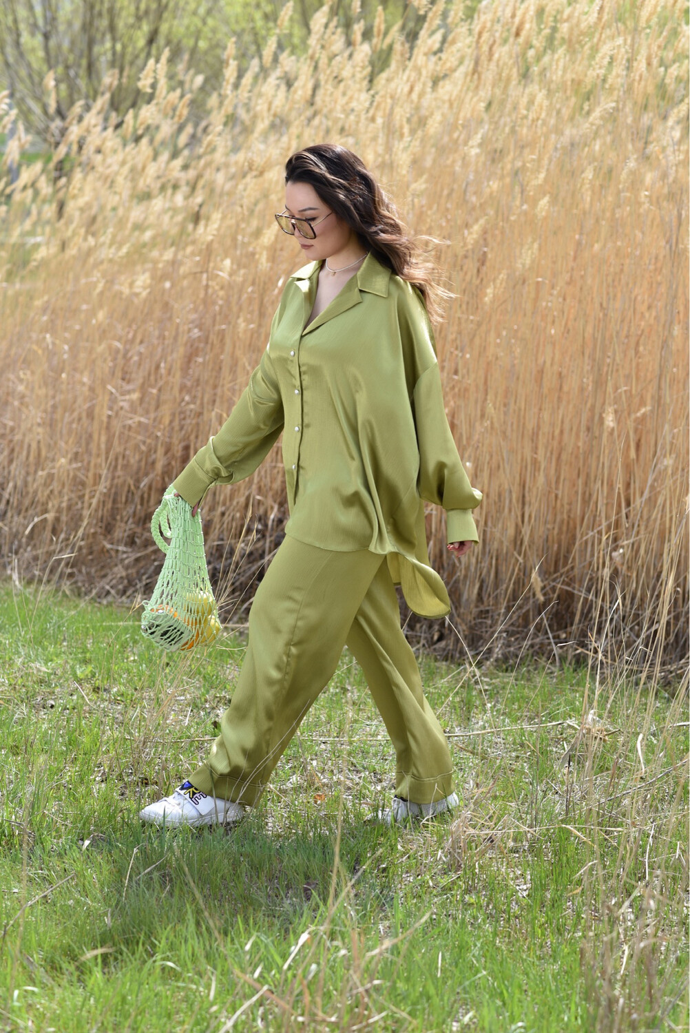 Атласный костюм в пижамном стиле из новой ткани -жатка в оливковом цвете