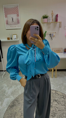 Блуза с бантом из шелка синяя на пуговицах