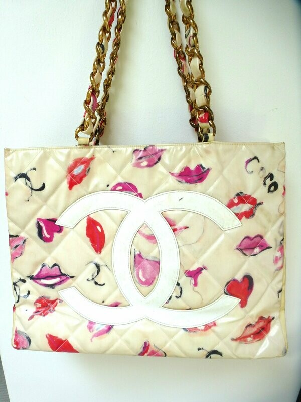 VINTAGE CHANEL vinyl shopper, Tot bag with Lipps,  Hearts  und Coco Grafitti aus den 1990er Jahren