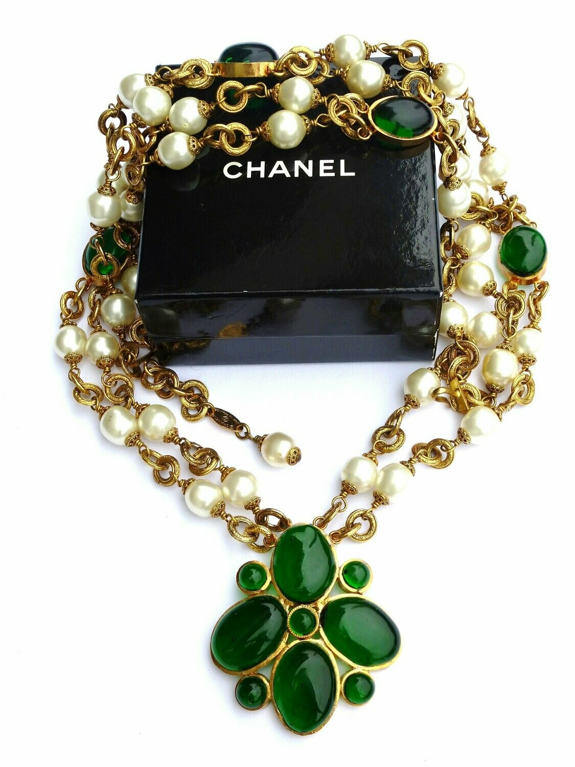 Chanel Vintage Kette/Sautoir mit grünem Gripoix Anhänger, sign