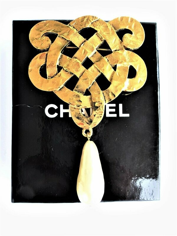 VINTAGE CHANEL BROSCHE mit großem falschen Perltropfen,  Signatur von 1954-1971