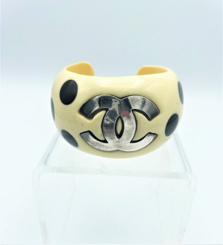 CHANEL CUFF/ARMREIF mit großen CC's und schwarzen Dots , sign. 96/P - 1996 Frühling