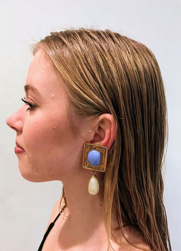 Ohrclip im Stil von Chanel, hellblau  Gripoix und falsche Perle