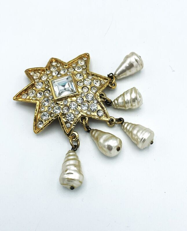 STRASS STERN BROSCHE von CHRISTIAN LACROIX PARIS mit 5 großen  Hand gearbeiteten Perlentropfen,  aus den 1980ger Jahren, H 9x B 6,5 cm