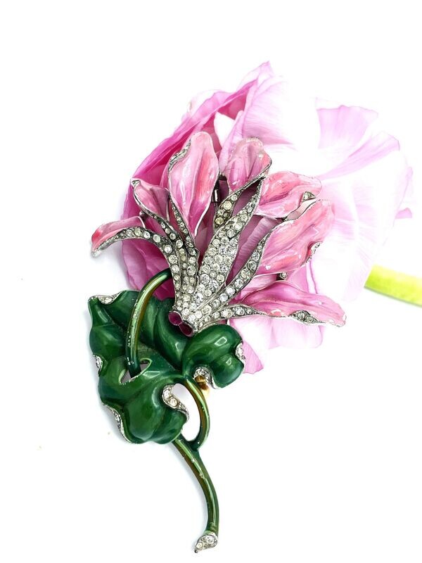 VINTAGE BROSCHE VON TRIFARI aus den 1940ger Jahren USA ( CYCLAMEN )