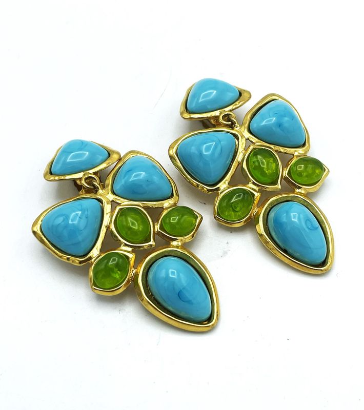 CHANEL Ohrclips, hellblau und grünes Gripoix Glas, entworfen von Robert Goossens Paris, signiert 93 P - 1993 Frühling