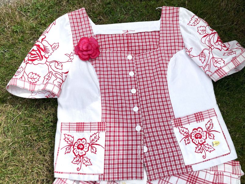 Einzelstück, Bluse und Rock aus antiker Leine und handgestickten Stickereien in Gr. 42/44 angefertigt