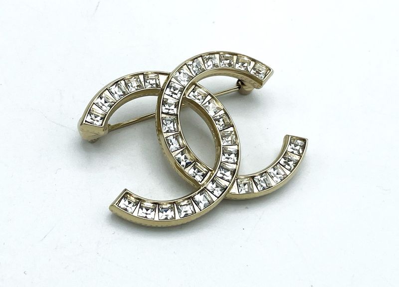 Ikonische doppel CC Chanel Brosche mit square Strass Steinen, signiert 21 P - 2021 P - Frühjahr
