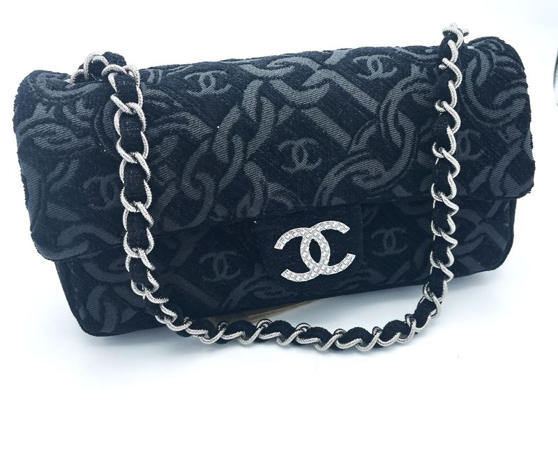 CHANEL EVENING SCHULTER BAG, schwarzer Jacquard, SILBERNE Tragekette und CC Verschluß
