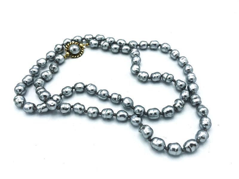Vintage CHANEL Sautoir/lange Perlenkette, silbergraue Barockperlen, signiert 1981