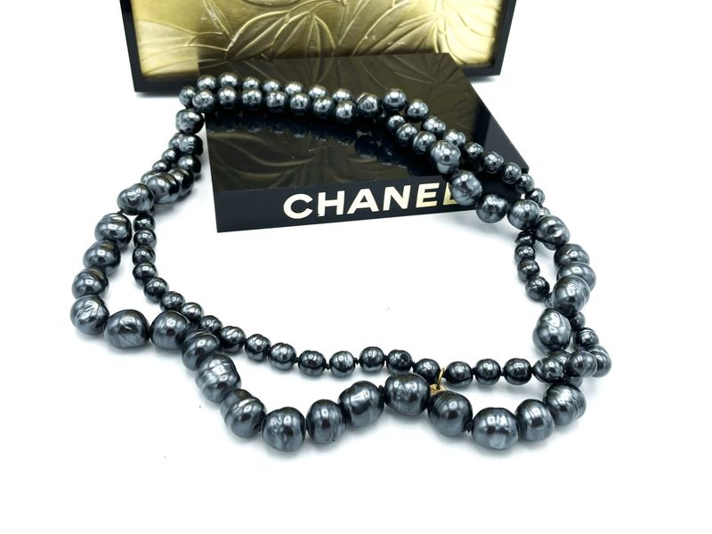 Vintage CHANEL SAUTOIR/NECKLACE, anthrazit farbige Barockperlen signiert 1981