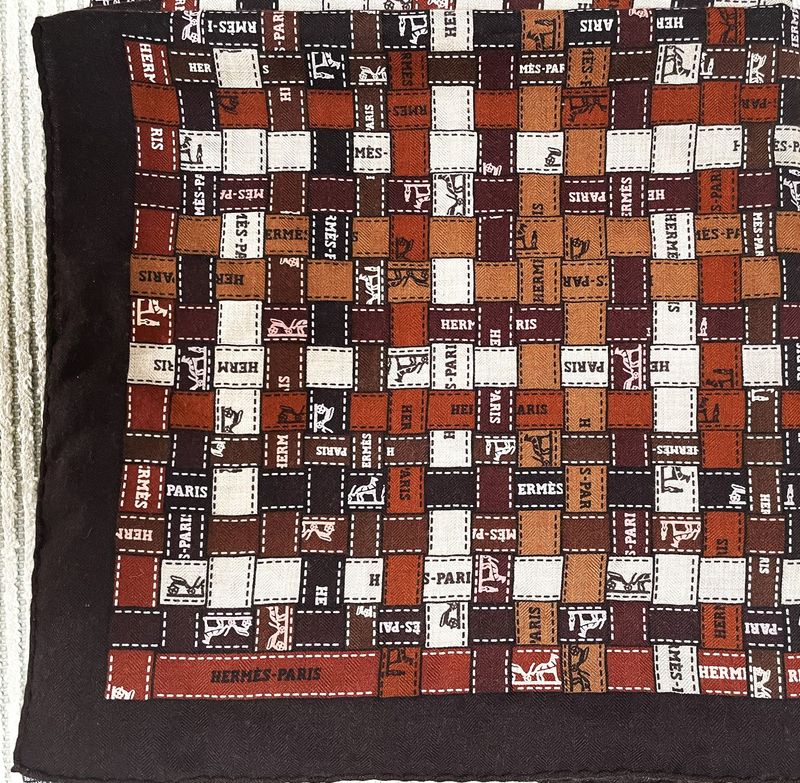 HERMES vintage großes Kaschmir/Seiden Tuch, 140x140 cm bedruckt mit den Hermes Verpackungsbändern