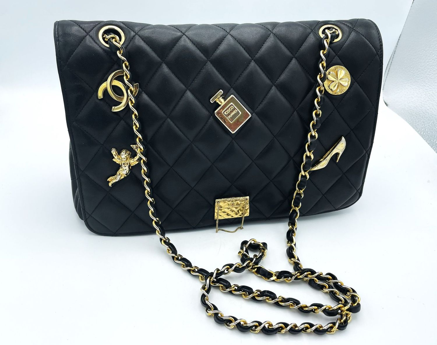 Zeitlose Chanel Tasche, abgestepptes schwarzes Lammleder mit 6  ikonischen Chanel Motiven, 1994/96