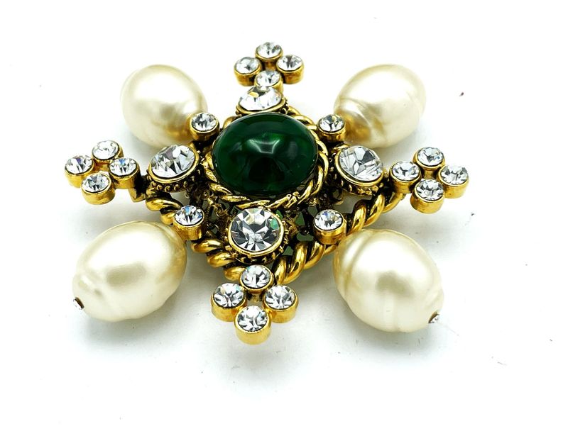 CHANEL Brosche, Maison Gripoix, 4  handgearbeitete Perlen , Strass, signiert 1985
