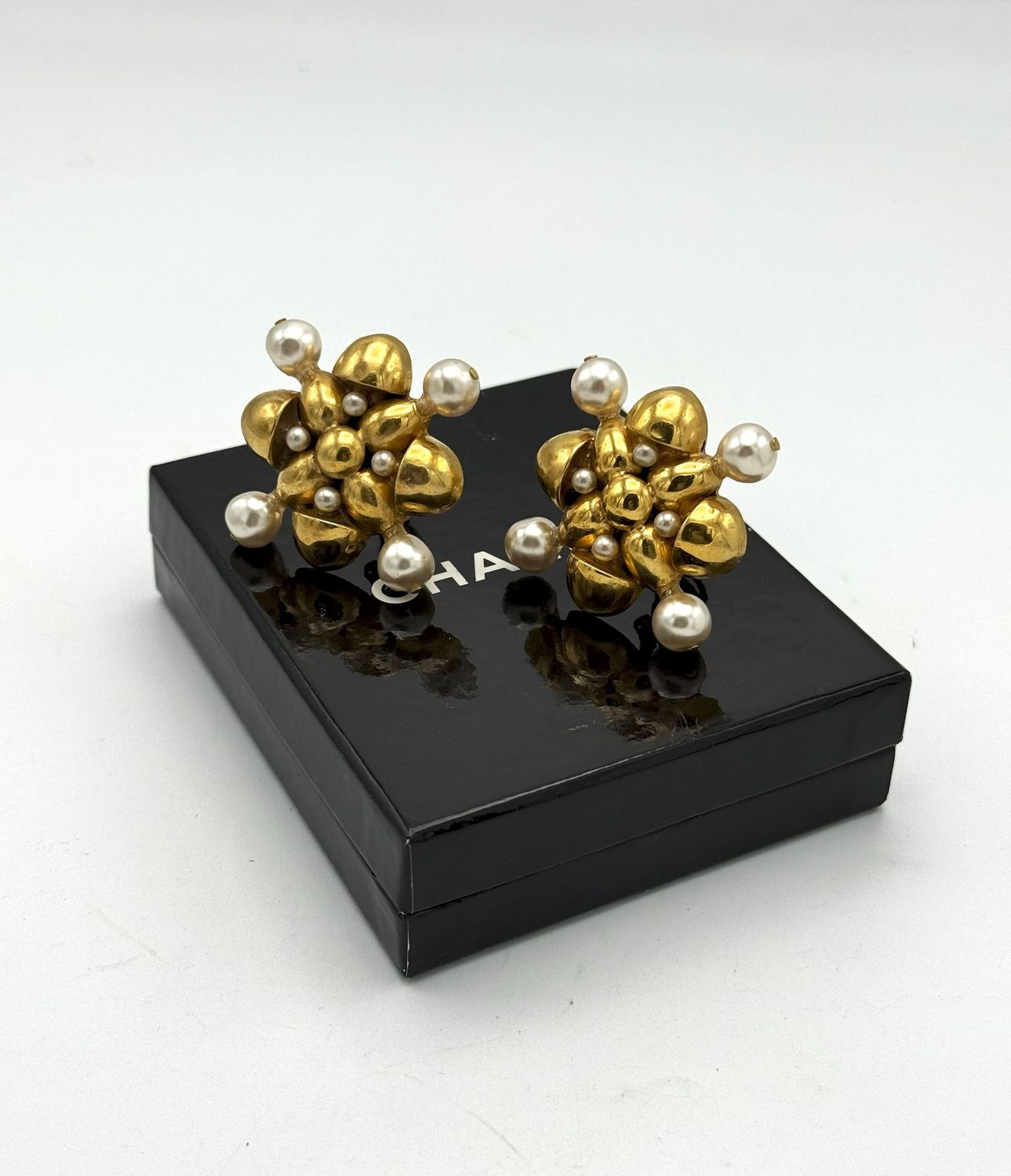 Frühe CHANEL Ohrclips, signiert  1970/80er Jahre,  24 K vergoldet