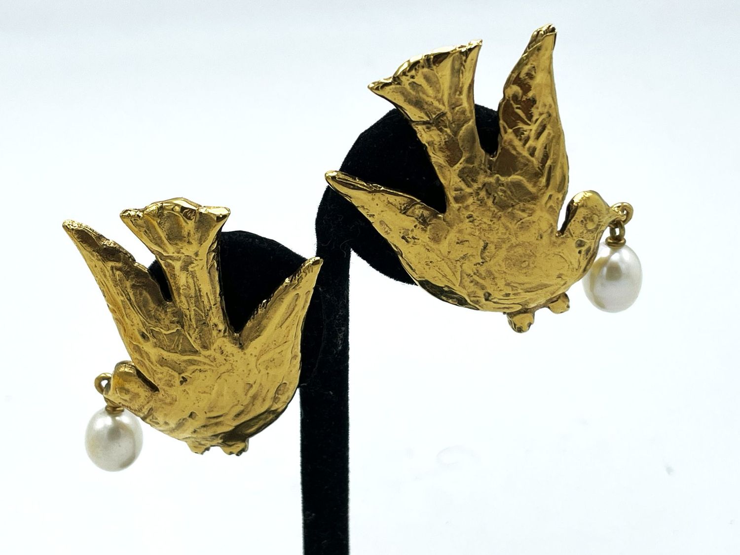 Ohrclip von Robet Gossens Paris in Form einer Taube mit Perle im Schnabel Ohrclip von Robet Gossens Paris in Form einer Taube mit Perle im Schnabel