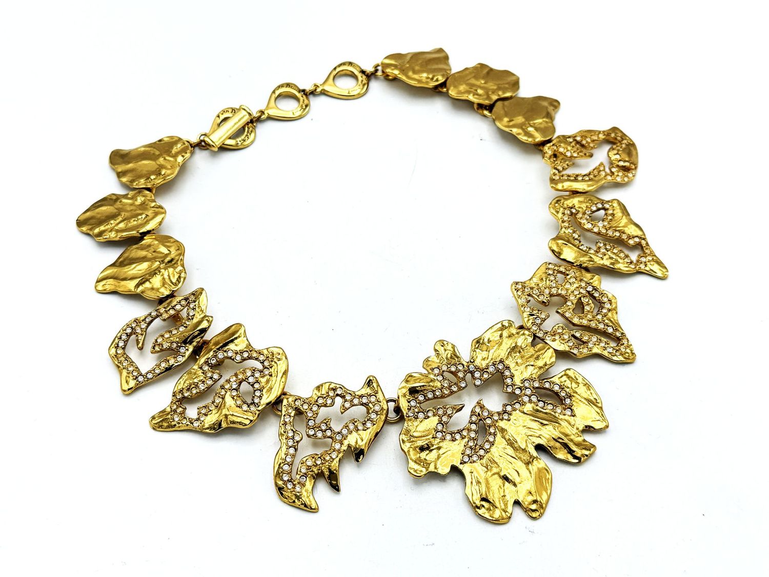 YVES SAINT LAURENT PARIS Collier, verschieden große Blätter verziert mit kleinen Strass Steinen YVES SAINT LAURENT PARIS Collier, verschieden große Blätter verziert mit kleinen Strass Steinen