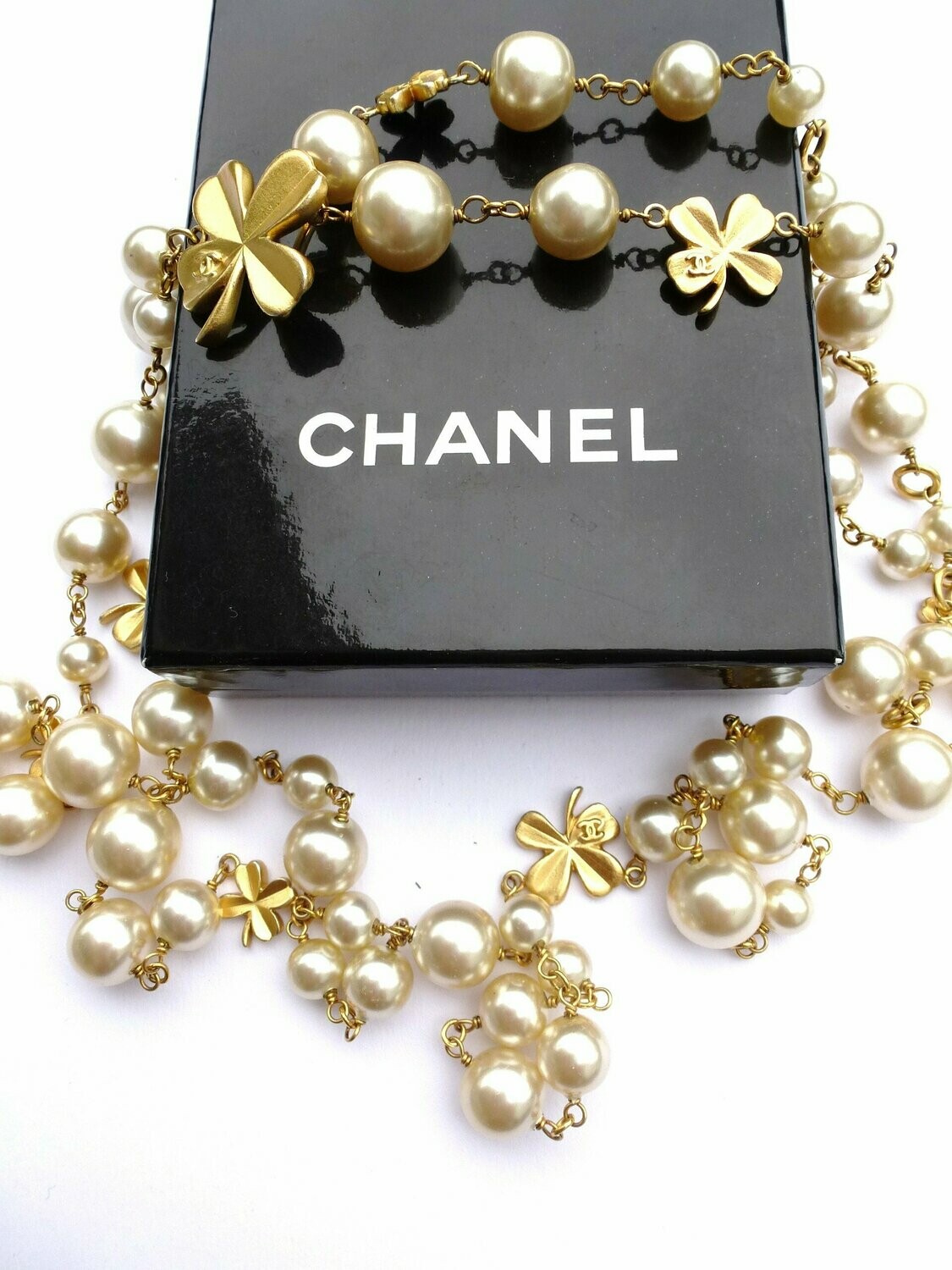 CHANEL SAUTOIR  mit 4 blättrigen Kleeblättern und Perlen um 1990
