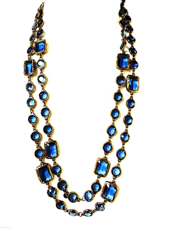 CHANEL SAPHIRBLAUE CHICKLET SAUTOIR/KETTE, signiert 1981 PARIS CHANEL SAPHIRBLAUE CHICKLET SAUTOIR/KETTE, signiert 1981 PARIS