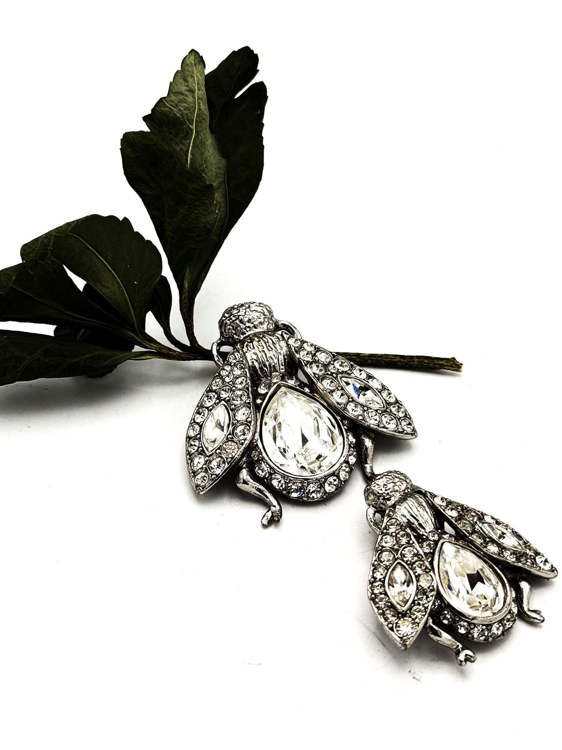 2 Broschen in der Form von 2 Bienen von Christian Dior, mit Strass Steinen besetzt um 2000 2 Broschen in der Form von 2 Bienen von Christian Dior, mit Strass Steinen besetzt um 2000