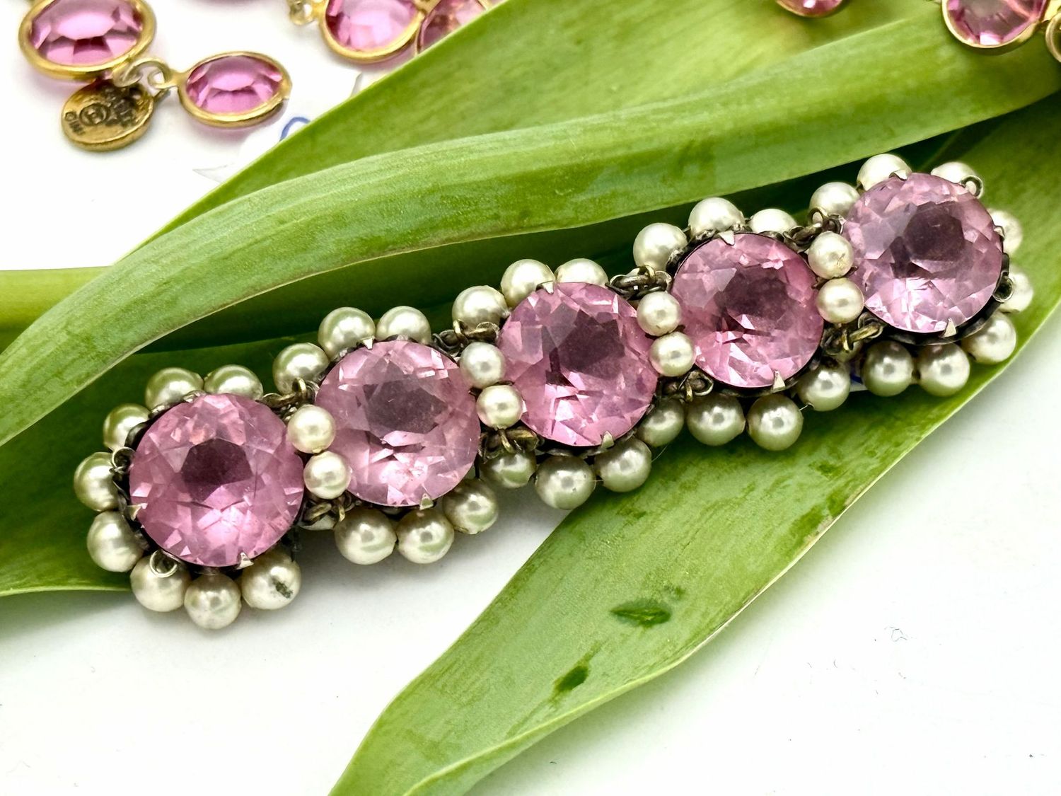 Frühe Stabbrosche, zugeschrieen  Ch. Dior, 1950er Jahre, 5 pink Strass Steine und kleine Perlmutt