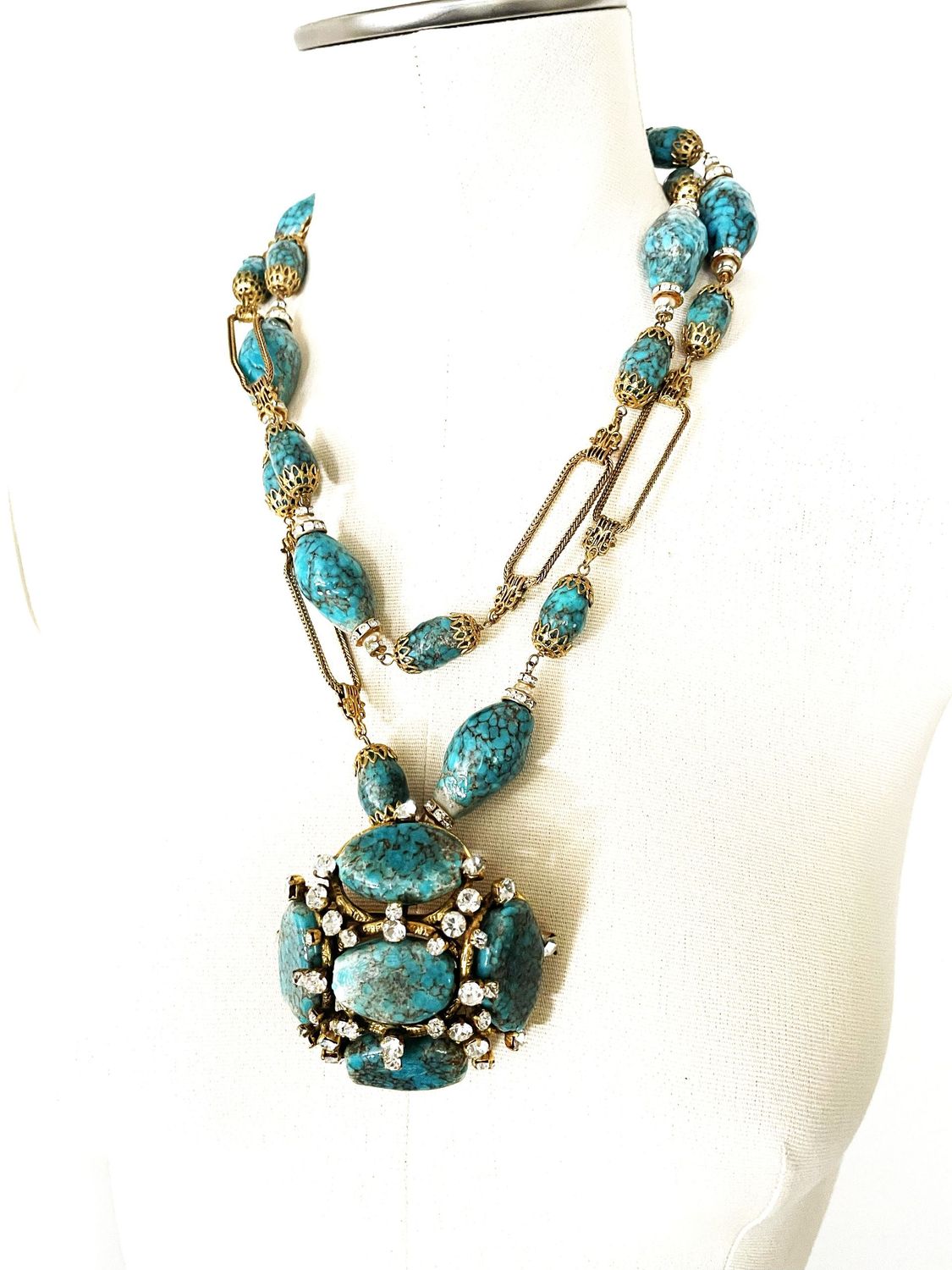 CHANEL 1994 KETTE und dazu passende BROSCHE aus türkis farbigen Glassteinen, signiert 94 P - 1994 Printemps CHANEL 1994 KETTE und dazu passende BROSCHE aus türkis farbigen Glassteinen, signiert 94 P - 1994 Printemps