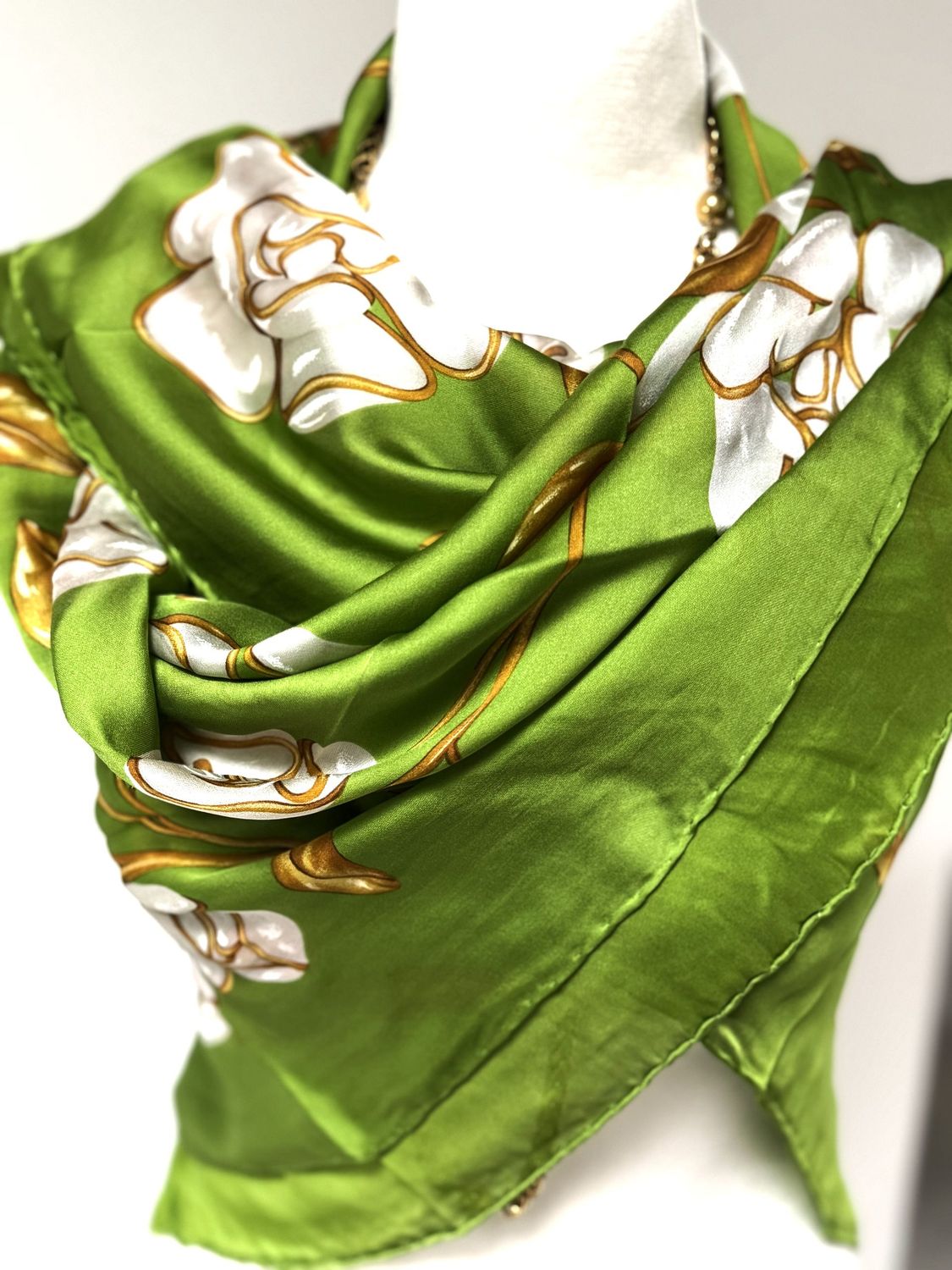 Großes Seidentuch von Chanel, 130 cm x 130 cm, grün mit den typischen CHANEL Blumen mit gold farbigen Blättern und Umrandungen. Großes Seidentuch von Chanel, 130 cm x 130 cm, grün mit den typischen CHANEL Blumen mit gold farbigen Blättern und Umrandungen.
