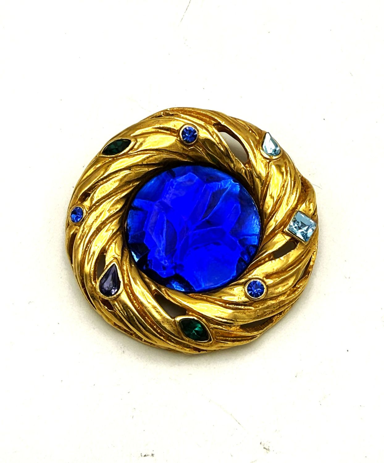 Brosche von Yves Saint Laurent, Made in France,  durchbrochen, bunte Strass Steine, großer blauer Resin Stein mittig.