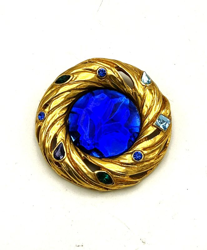 Brosche von Yves Saint Laurent, Made in France,  durchbrochen, bunte Strass Steine, großer blauer Resin Stein mittig.