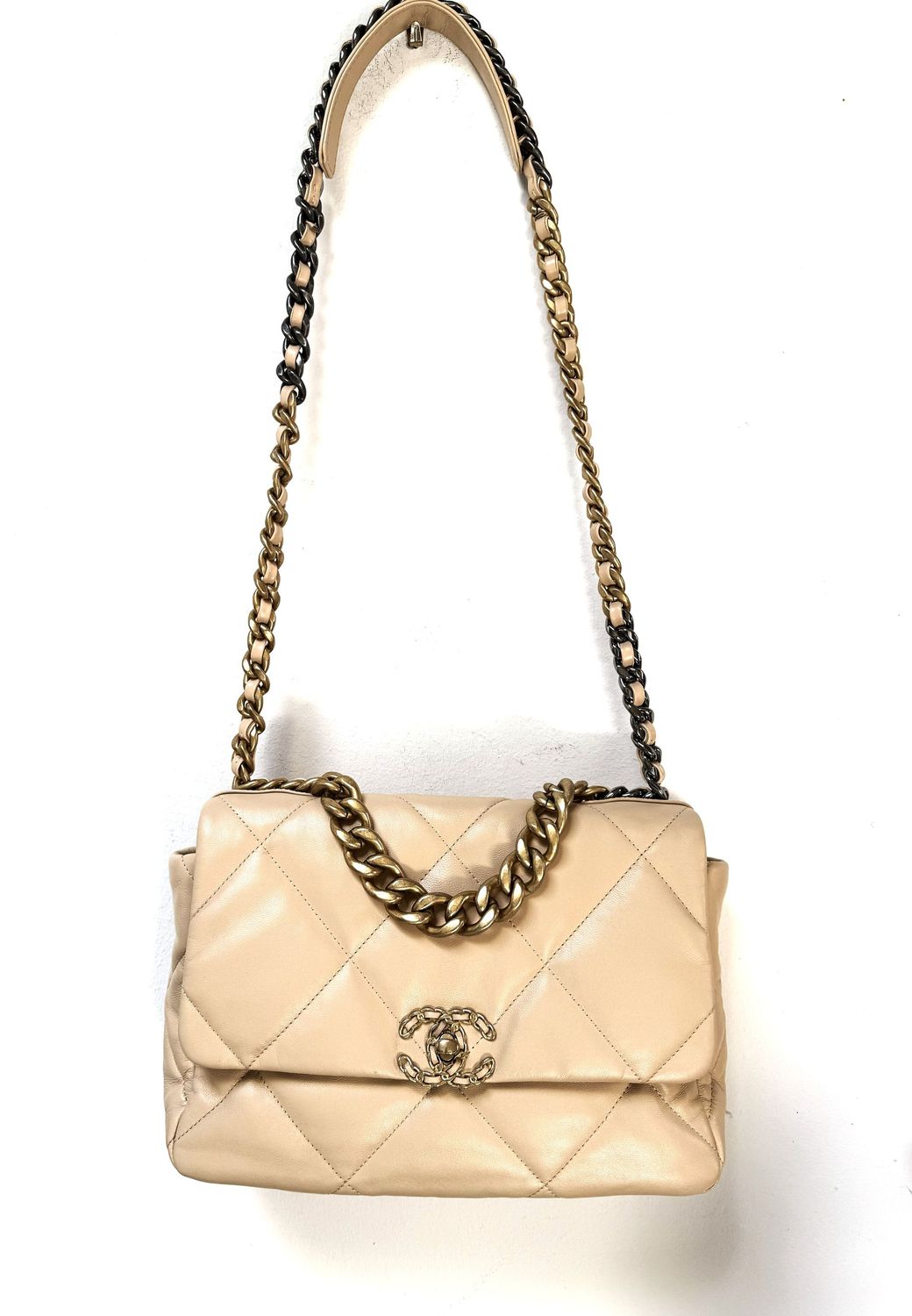 CHANEL Umhänge Tasche 19' Koll.2020, hellbeiges Leder mit großer Rautensteppung, gold- silber- & rutheniumfarbener Hardware.