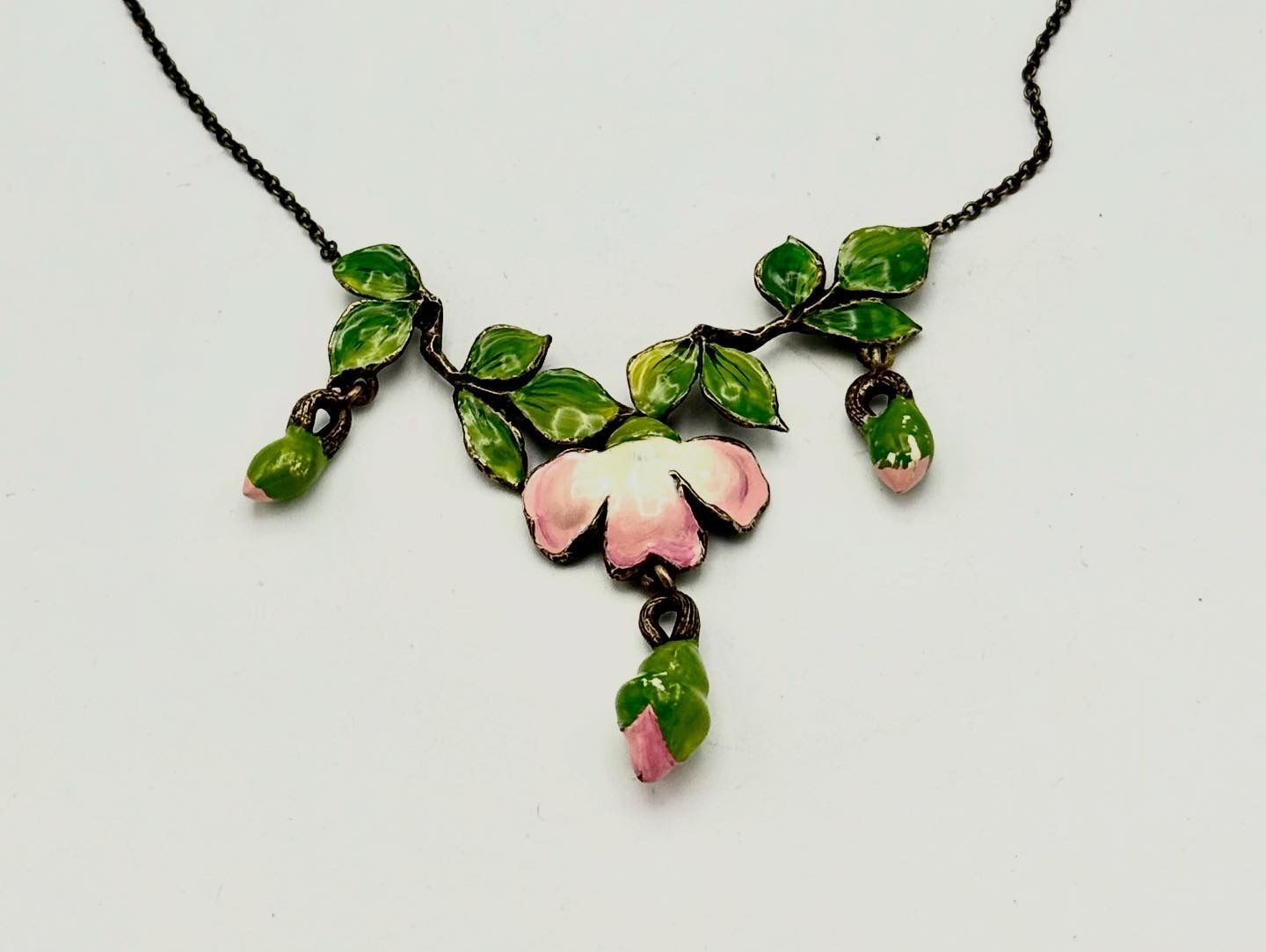 Christian Dior Kette, John Galliano zugeschrieben, um 2000, emailiierte Blumen und Blätter Christian Dior Kette, John Galliano zugeschrieben, um 2000, emailiierte Blumen und Blätter