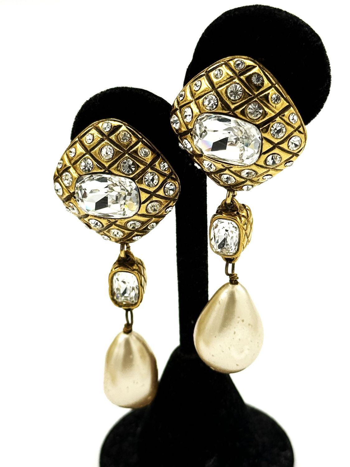 Vintage Chanel Ohrclip, designed von Viktoire die Castellane für Chanel in den 1985er Jahren Vintage Chanel Ohrclip, designed von Viktoire die Castellane für Chanel in den 1985er Jahren