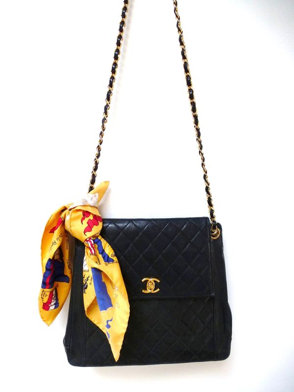 Sehr frühe Chanel Umhängetasche in schwarzem Lammleder vor 1984 Sehr frühe Chanel Umhängetasche in schwarzem Lammleder vor 1984
