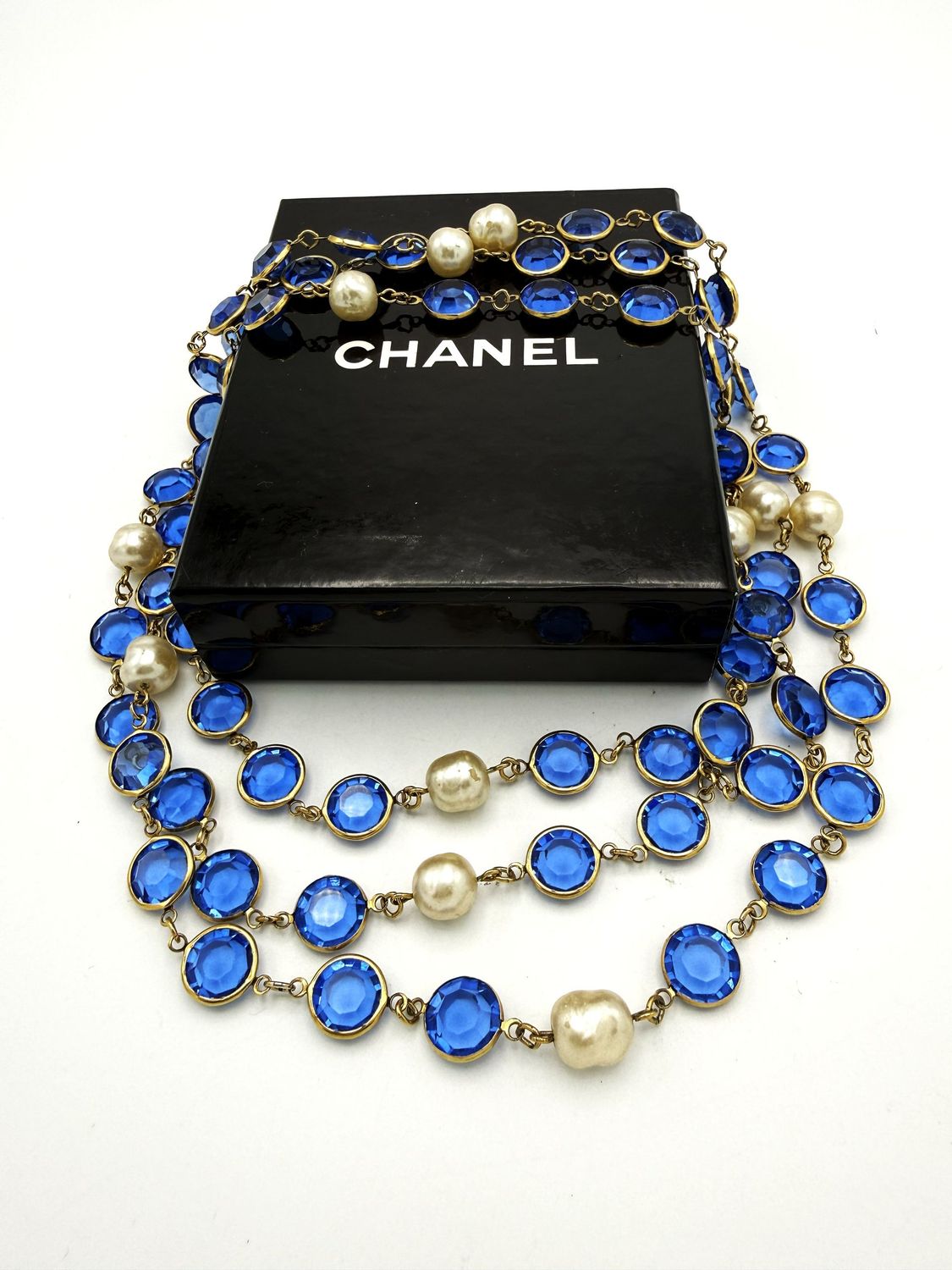 Vintage Chanel Sautoir mit blauen Strass Steinen, dazwischen hand gearbeite Barock Perlen, signiert 1981 Vintage Chanel Sautoir mit blauen Strass Steinen, dazwischen hand gearbeite Barock Perlen, signiert 1981