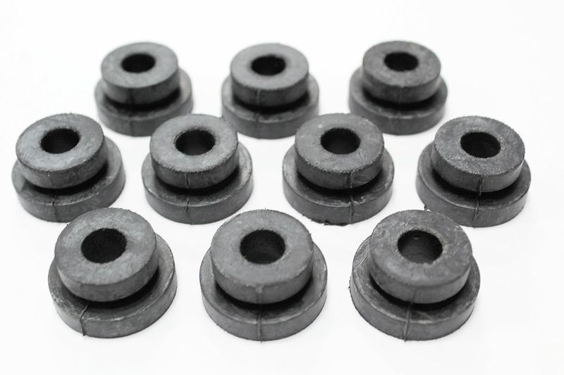 Goma soporte radiador  RANGE ROVER Y LAND ROVER REF 572312